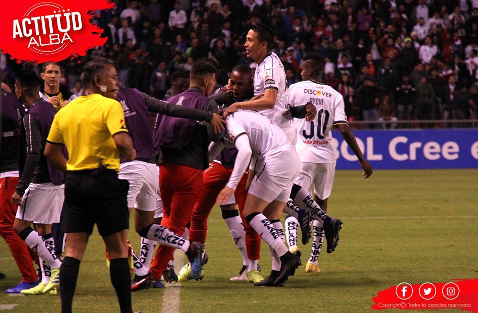 williamocles98's tweet photo. Aunque duela, nada que reprochar a esta banda, el sueño de Libertadores en este año se termina, pero que nada ni nadie nos quite la Fe que en campeonatos locales lo cumpliremos para volver con la lección aprendida al ámbito Internacional ⚽️💪🏾 https://t.co/npEoYfJAhl