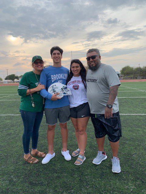 #DecalsWithDad&Mom....glad Rhyanna came down for this! #teamozuna at its fullest! #8 feels great...1 more game pops then it's ON LIKE DONKEY KONG! Ty coaches for the awesome experience..#PuroPincheTafiro #WeDontGetTired #TaftHounds #trusttheprocess 💯🏈💪
