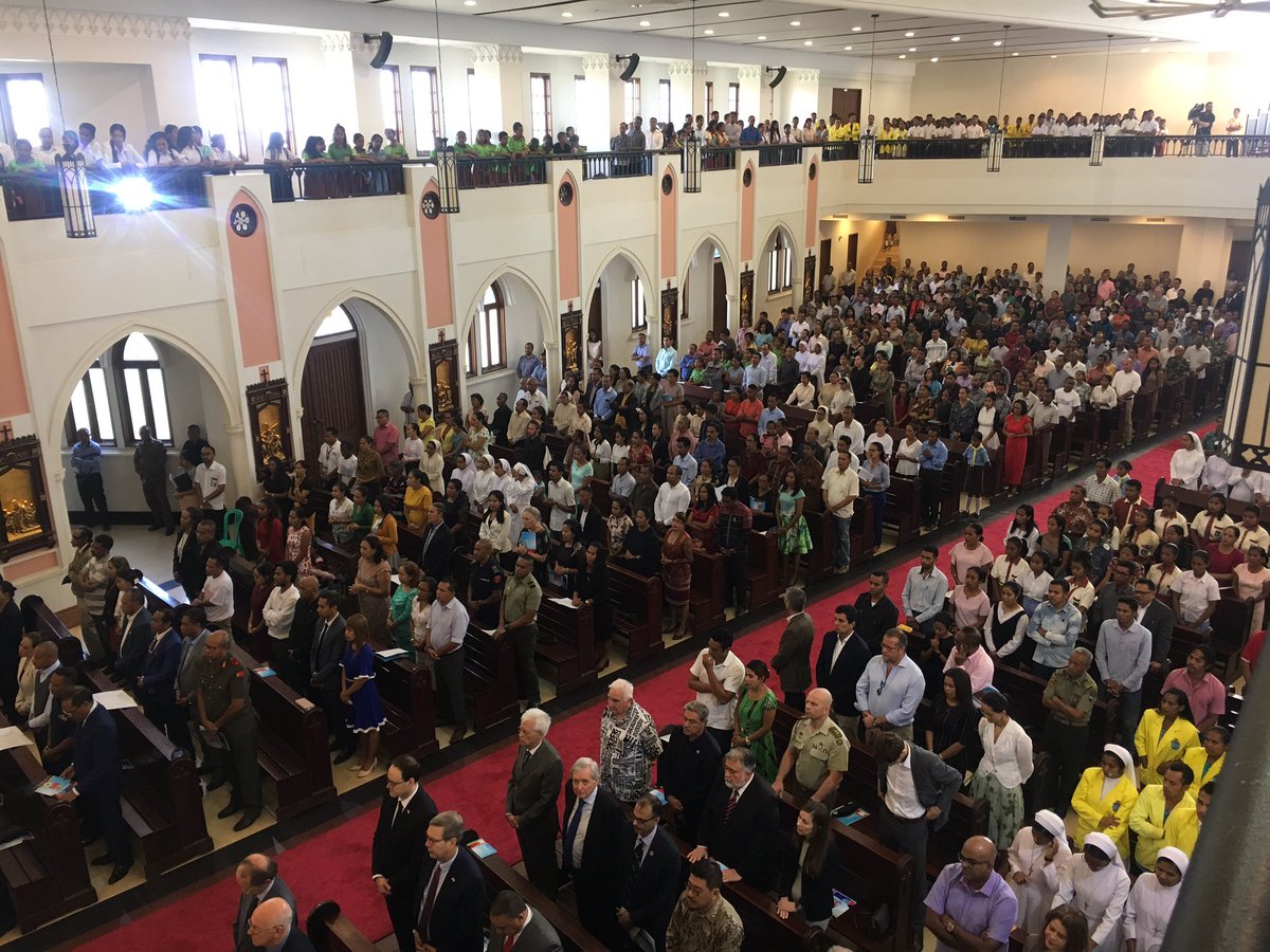 Han_Bowers's tweet photo. Hundreds of people giving thanks for those who never gave up in Timor- Leste’s fight for independence. Tomorrow marks 20 years since the historic referendum @SBSNews #TimorLeste https://t.co/nuH7y1iNkX