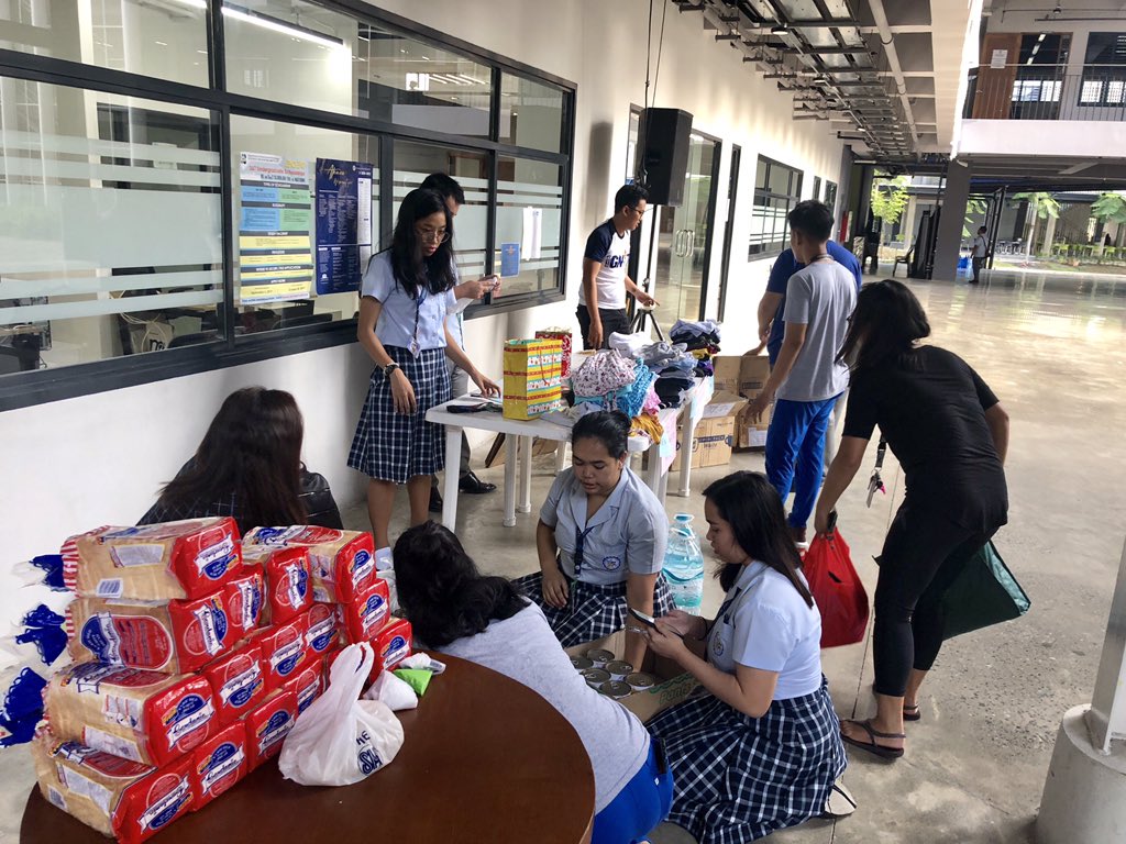 NOW | AdDU SHS holds a donation drive for the victims of the flash flood last night. 

#AdDUSHS #MenandWomenforOthers
#ShareYourSmile