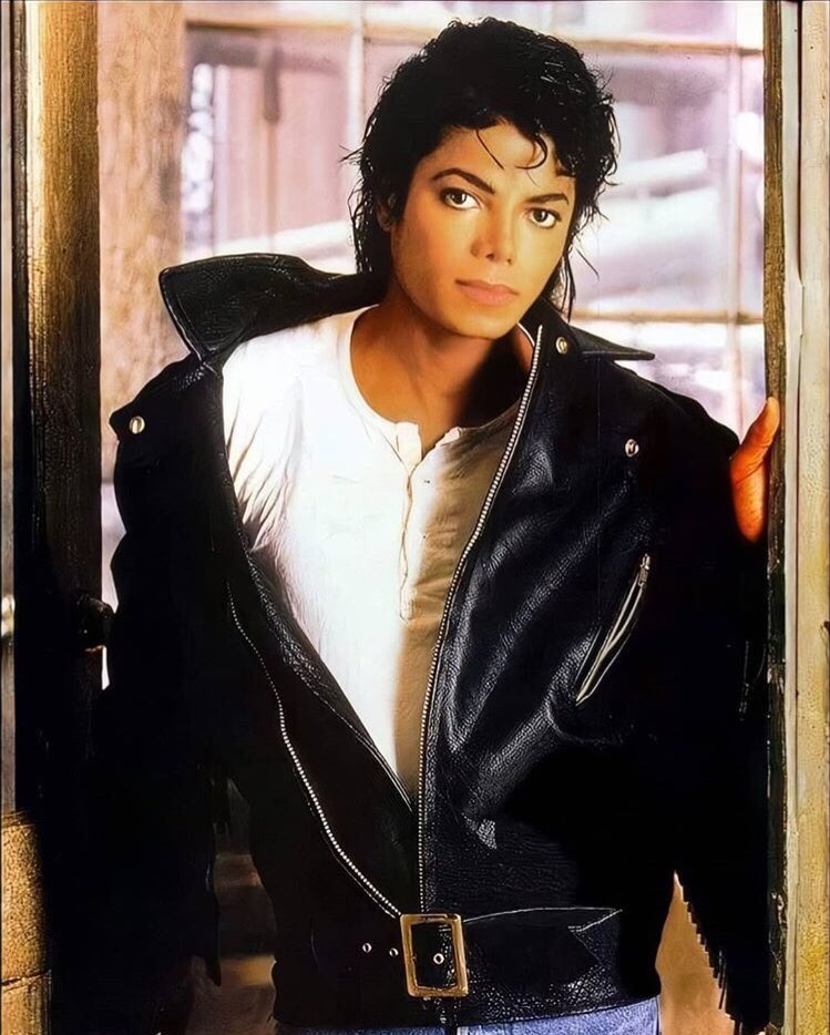 angkaz08's tweet photo. HAPPY BIRTHDAY KING!! 🎉 🎂 
Thank you for blessing this world with your LOVE, your kindness, your empathy, your humanitarianism &amp; your musical genius. I LOVE YOU 💙💙 https://t.co/XYFwuwPm0m