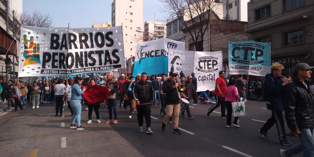 BarriosPeronis1's tweet photo. Miles de trabajadorxs de la  Economía Popular nos movilizamos nuevamente por la Ley de Emergencia Alimentaria, la prórroga de la #EmergenciaSocial en toda nuestra Patria.
#Bastadehambre https://t.co/jJPv3aWbOZ