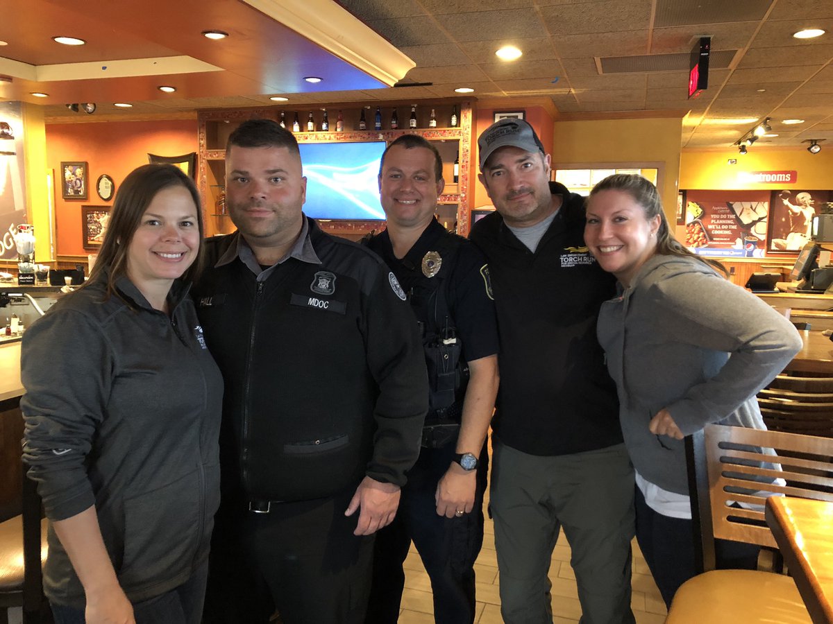 RobertLeduc12's tweet photo. Applebee’s tip a cop was a great success tonight thank you to all who participated the Macomb Correctional LETR volunteers thank you all @MichiganDOC @LETRforSO @SpOlympicsMI @karensolgot1 @MRFSgambati @Applebees @mcoreports @MDOCCFA https://t.co/LqNgW6zAa1