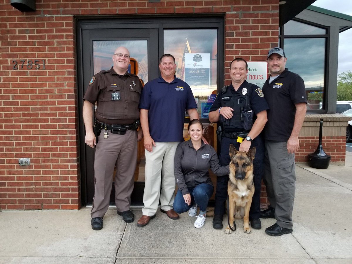 RobertLeduc12's tweet photo. Applebee’s tip a cop was a great success tonight thank you to all who participated the Macomb Correctional LETR volunteers thank you all @MichiganDOC @LETRforSO @SpOlympicsMI @karensolgot1 @MRFSgambati @Applebees @mcoreports @MDOCCFA https://t.co/LqNgW6zAa1