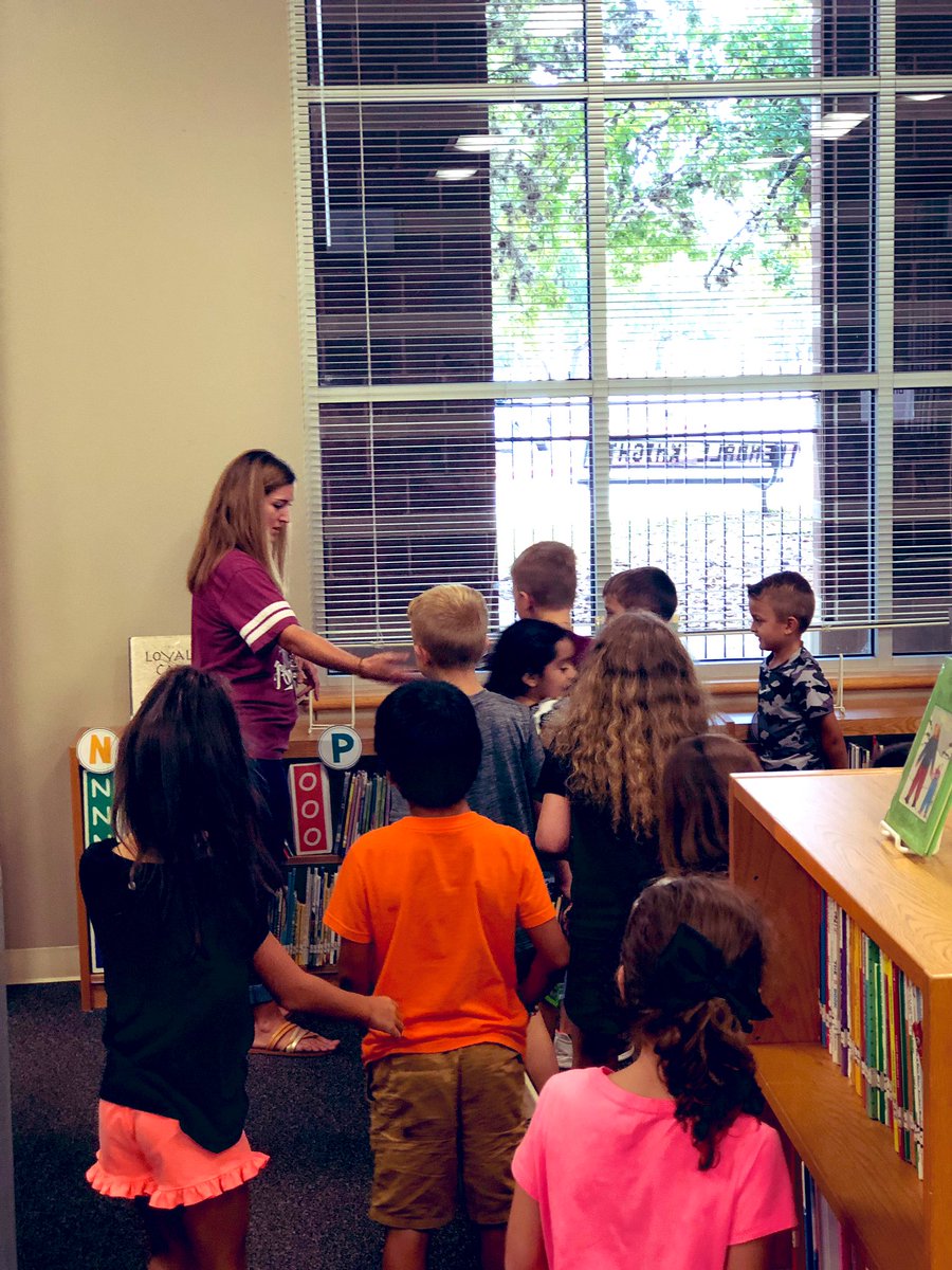griffinBISD's tweet photo. Enjoying some library fun today! These second graders enjoyed the privilege of checking out two books for the first time.  #kendallknightsread #keslibrary #secondgraders @KendallElem https://t.co/kgTikZhBgv
