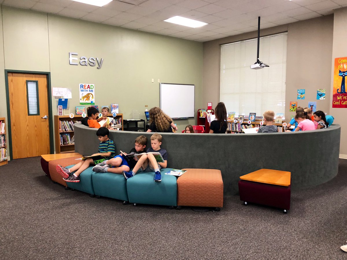 griffinBISD's tweet photo. Enjoying some library fun today! These second graders enjoyed the privilege of checking out two books for the first time.  #kendallknightsread #keslibrary #secondgraders @KendallElem https://t.co/kgTikZhBgv