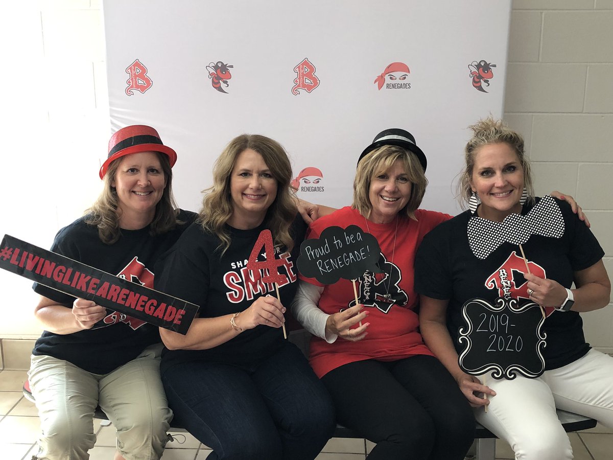 MrsGillmore4's tweet photo. Bristol’s Open House was AMAZING! I ❤️ meeting my new Ss, their families &amp; seeing former Ss! .@BristolSchoolWI #livinglikearenegade https://t.co/3gcMPmS0on