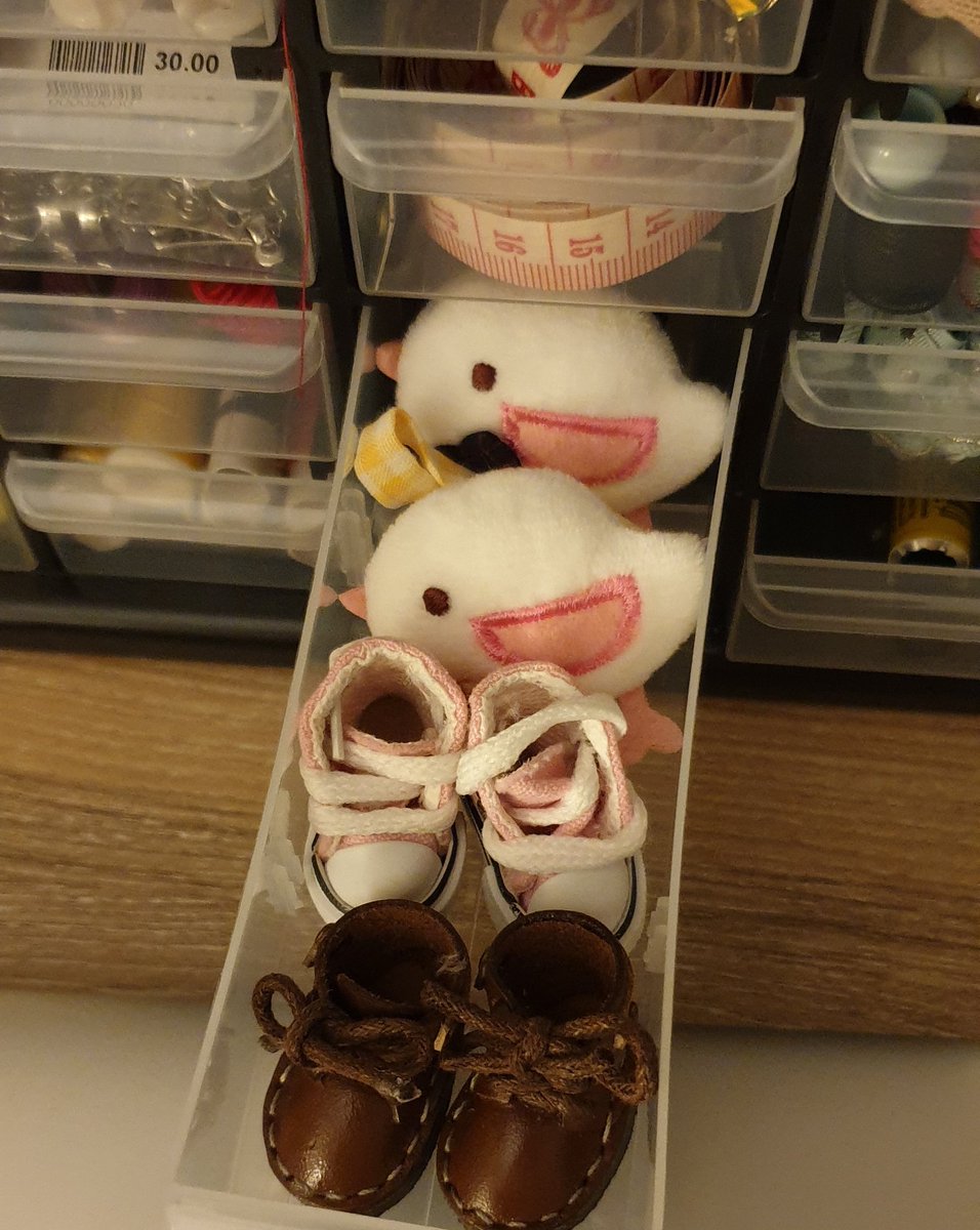 tiny_seal15's tweet photo. Day75 🥒:กลับมาก้ะนอนๆเลย รองเท้าก้ะไม่เก็บนะน้องลูกแบม😤(แต่ถึงจะบ่นแต่พี่ลูกแจก็พาน้องไปนอนนะคะ เก็บของให้เรียบร้อยเลย เลี้ยงน้องเก่งม้าด😌)
#77daysGotoonChallenge
#playwithgot7doll
#Tiny_sealfamily #got7doll #dreamknightdoll #gotoondoll #playwithbam #BamBam
#got7 #igot7 #뱀뱀 https://t.co/vOaR6x6AP6