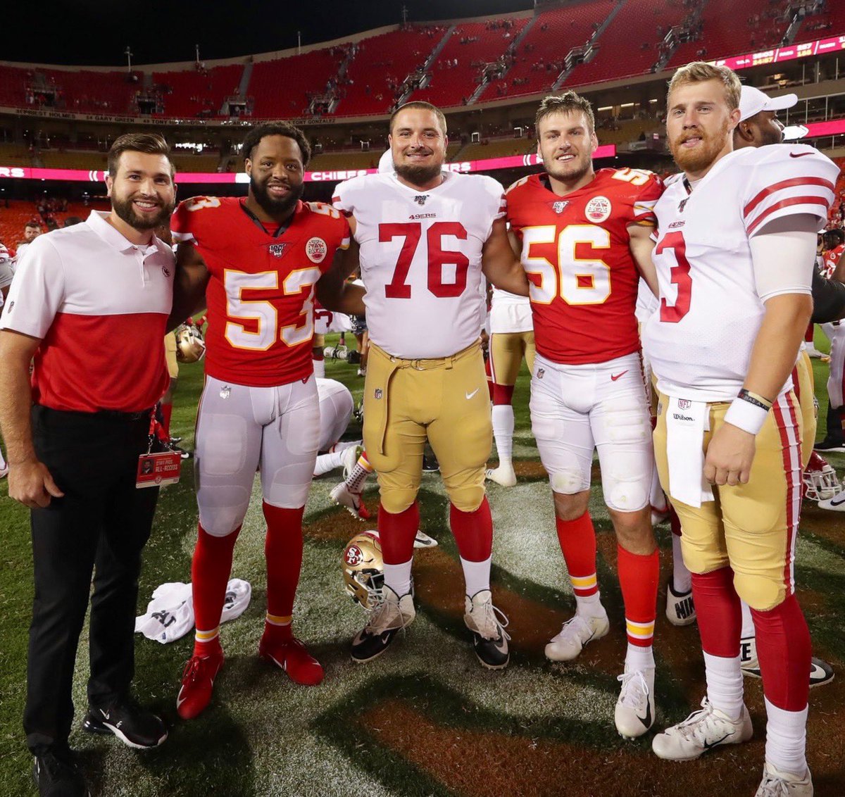 Coach_Niemann's tweet image. Great seeing these former Hawks together again!
#IowaEdge#NFL