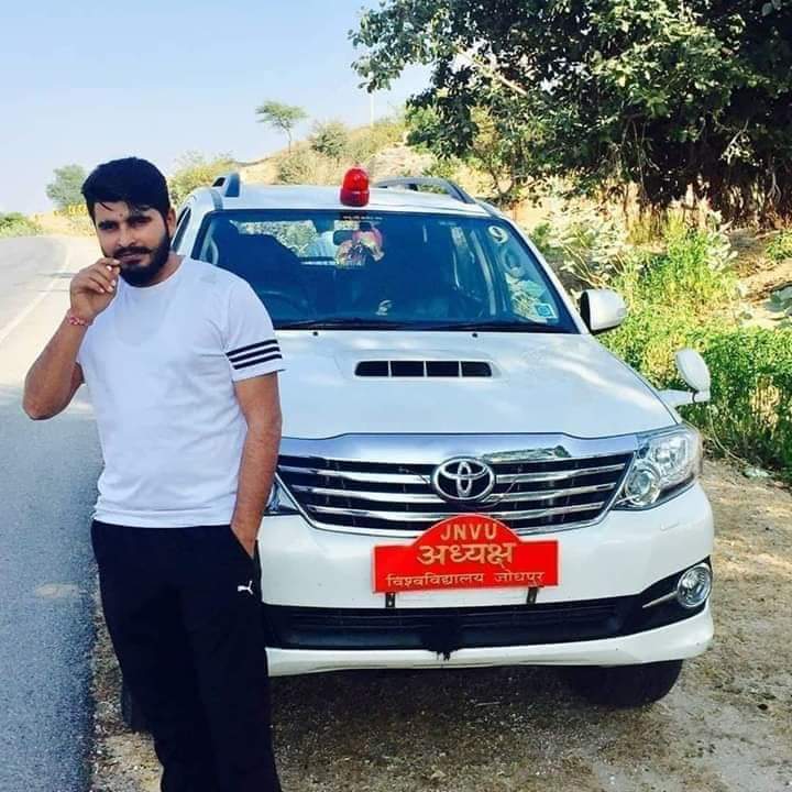 KhariSwaroop's tweet image. *फानूस बनकर जिसकी हिफाजत हवा करे* 
*वो शमा क्या बुझे जिसे रोशन खुदा करें*
 Jodhpur JNU में रविंद्र सिंह भाटी की ऐतिहासिक अभूतपूर्व ज़िद की जीत होने पर हार्दिक बधाई एवं शुभकामना 
*लाख बधाई देता हूं जीत के जननायक को ।*
*जीत हमेशा नहीं मिलती टिकट पाने वाले को।।*
शुभेषु 
 स्वरुपसिह