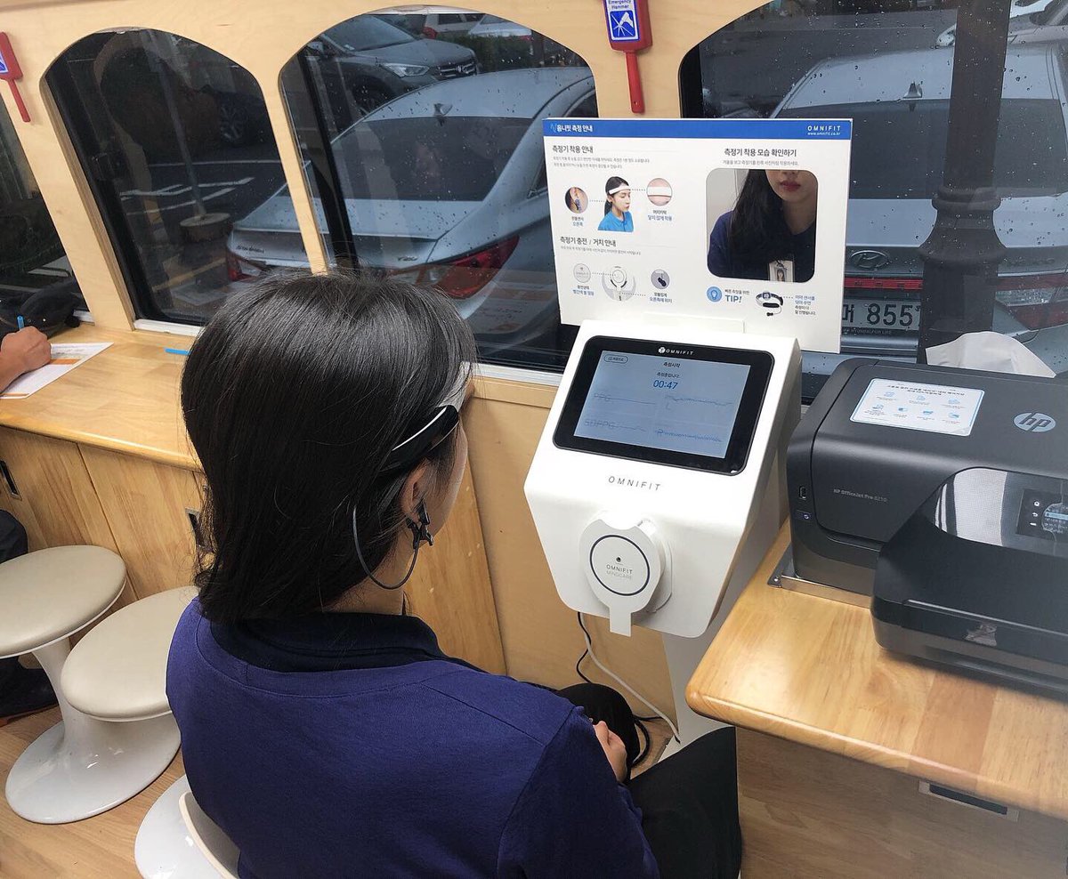 안녕하세요 지금 #토닥토닥버스 는 #마두도서관 앞에서 여러분들을 기다리고 있어요 🙆🏻‍♀️💕
다행히 비가 그쳤습니다, 여러분! 
이리 오셔서 무료로 #스트레스, #정신건강 검사해보고 가세요!