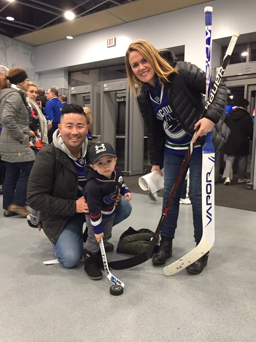 CEbisawa's tweet image. @Rous_ant next time you are in Vancouver, would you be able to sign my son’s hockey stick que vous lui avez donné en février 2019? Aucun idée how to make this happen? #cluelessmom