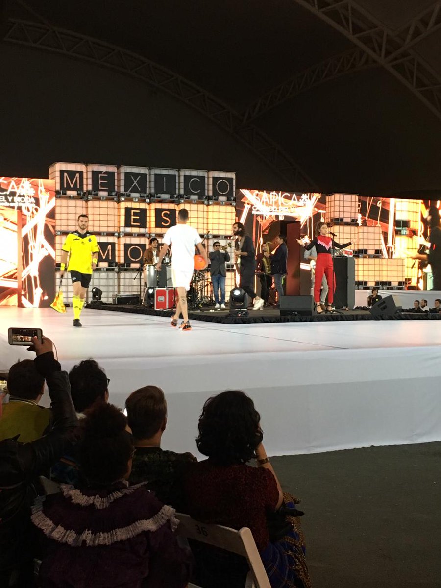 Leonmxoficial's tweet photo. Asi se vive en @SAPICAmexico el desfile #MexicoEsModa #DaLeon #PromovemosNuestraCiudad https://t.co/0qUjeEAUrS