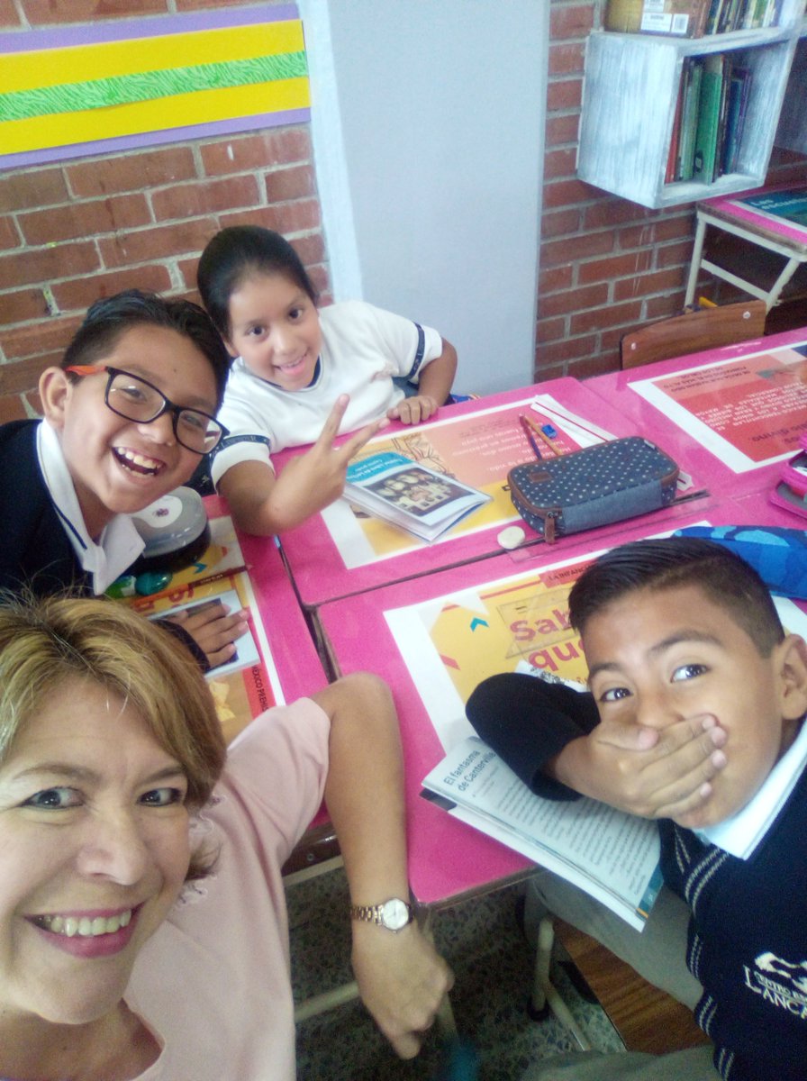 NoriValdivia's tweet photo. Bienvenidos a este ciclo escolar papás de 4o. Que gusto reencontrarnos y tener la oportunidad de conocer a nuevos papitos. Salieron a casa los 3 libros viajeros para su forrado y el talón de la circular de Talleres Vespertinos para su firma de enterados. Saludos!! @primlancaster https://t.co/ssSxnuVY9I