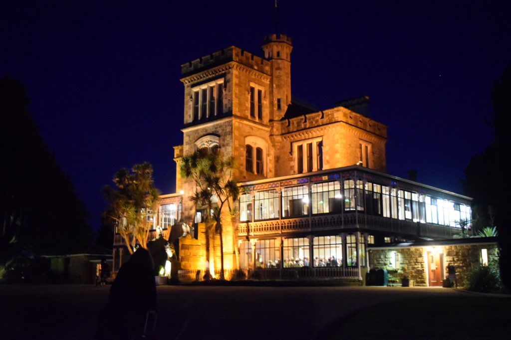 kiyopenguin's tweet photo. #IPC10 #国際ペンギン会議 の記録。4日目の夜はニュージーランドで唯一のお城ラーナック城でディナーでした♪
私は各テーブルでORIGAMIペンギンを披露するパフォーマンス?をして皆を喜ばせることがでいてとっても楽しかったです✨
しかしその写真がない(笑) https://t.co/hUUXHSKjcB