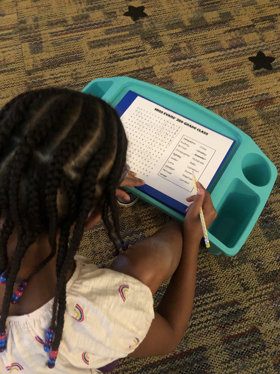 MissEvansKiddos's tweet photo. Using our flexible seating and learning about growth mindset on day 1! ✅ this group rocked it!! https://t.co/f20EP3p5Mt