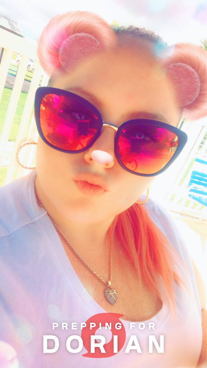 IssaWholeBBW's tweet photo. How #Florida prep before hurricanes... #poolside earlier today 🤞🏼❤️🤦🏻‍♀️ #HurricaneDorian #prayforflorida https://t.co/dQ7IyupPlQ