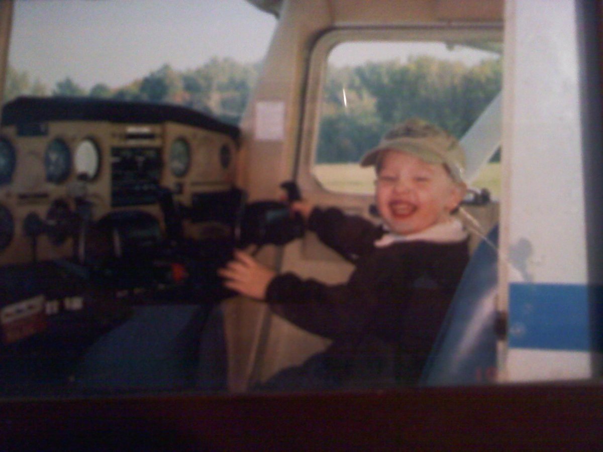 BuzzyRose101's tweet photo. Everyone has to have a passion to chase after and make something come out of it, and I'm blessed to be able to say I am fulfilling my dream of flying as my profession, cant wait to see where these skies take me!!!

feat. young buzz pics ✈️🐝 https://t.co/u7PxR69BBv