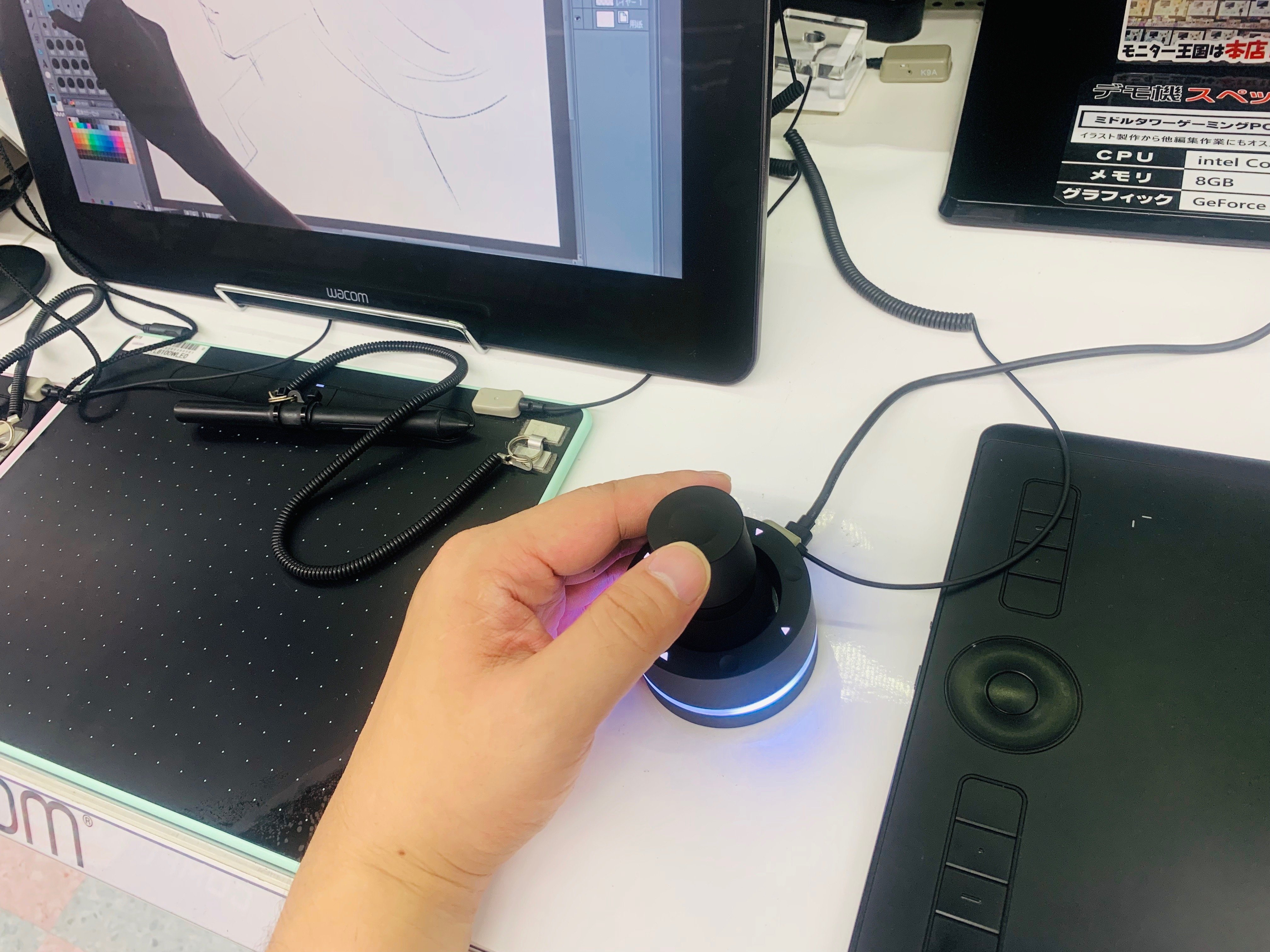O Xrhsths ツクモパソコン本店 Sto Twitter 本店1f クリエイター注目のハイエンド左手デバイス Brain Magic製 Orbital2 こちら店頭デモ機御用意しました プロイラストレーターでもある代表 神威 氏の体験に基づき 研究 開発されたこの御品 本店白板担当