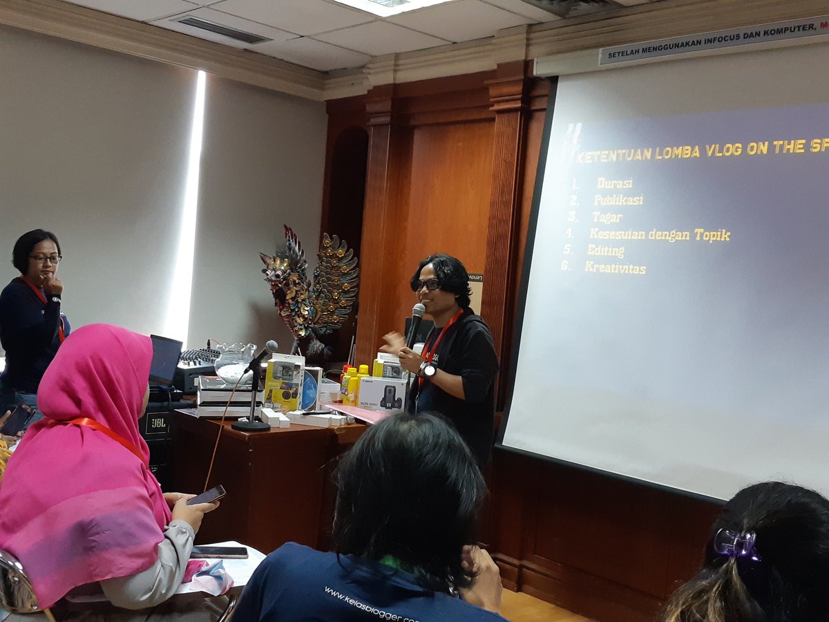 jangipann's tweet image. Sebelum kelas dimulai, ada sambutan dan pembukaan terlebih dahulu dari kakak @KelasBloggerID kak @mhkholis #KelasBlogger29 @raksaonline #RaksaOnline