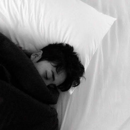 пацан спит в кровати. ким сон айдол. эстетика пары подростков. сонный парень. лежат в обнимку в постели.