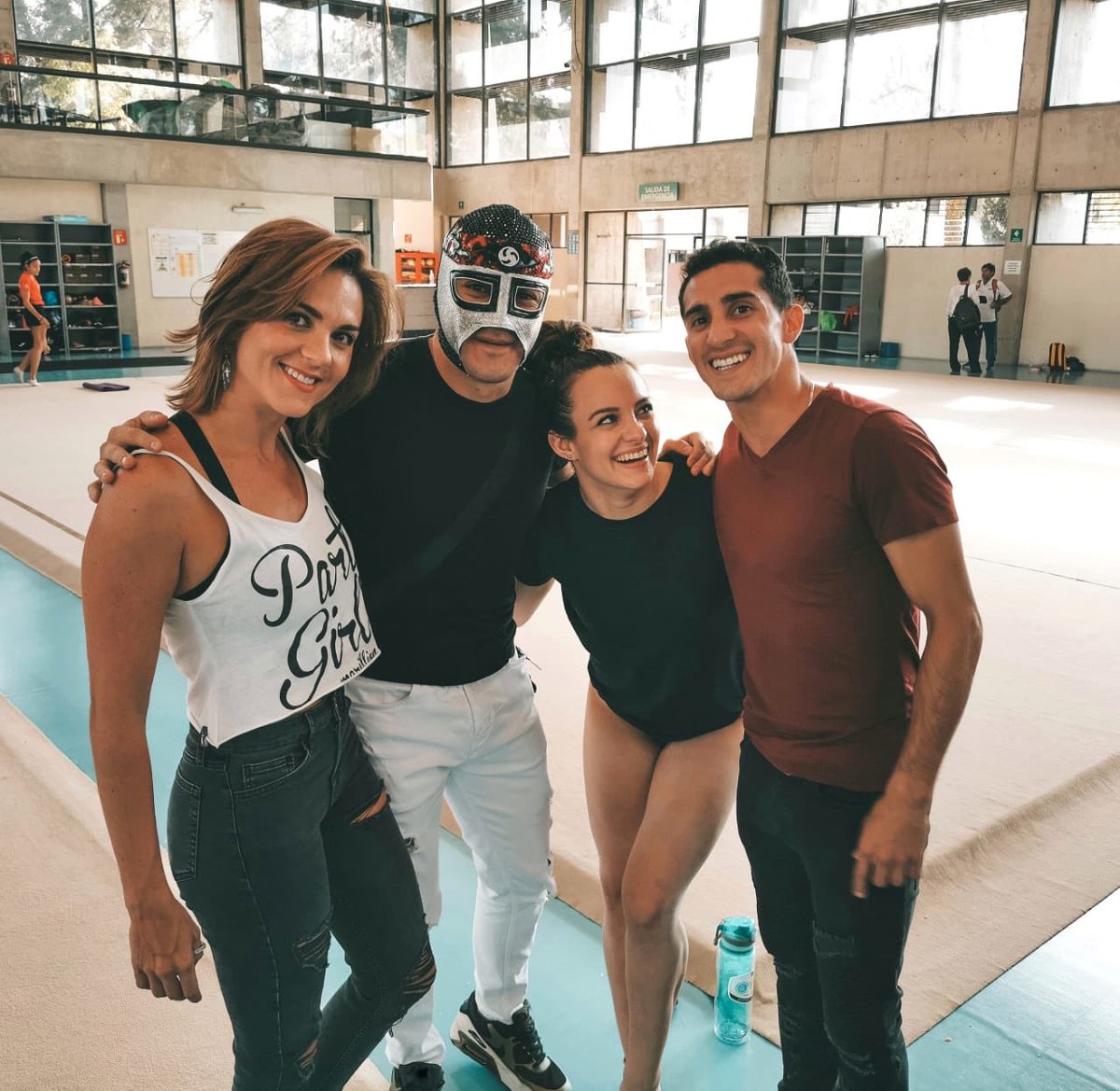 Rommel_Pacheco's tweet photo. Haz relevos con quien te mire como @analago95 👀 😅 Reencuentro exatlónico; que gusto ver a parte de esta gran familia #TeamFamosos #BatallaDeOro #Exatlón @ZORAIDAGOMEZ @hijooctagonof https://t.co/eCCj068WjT