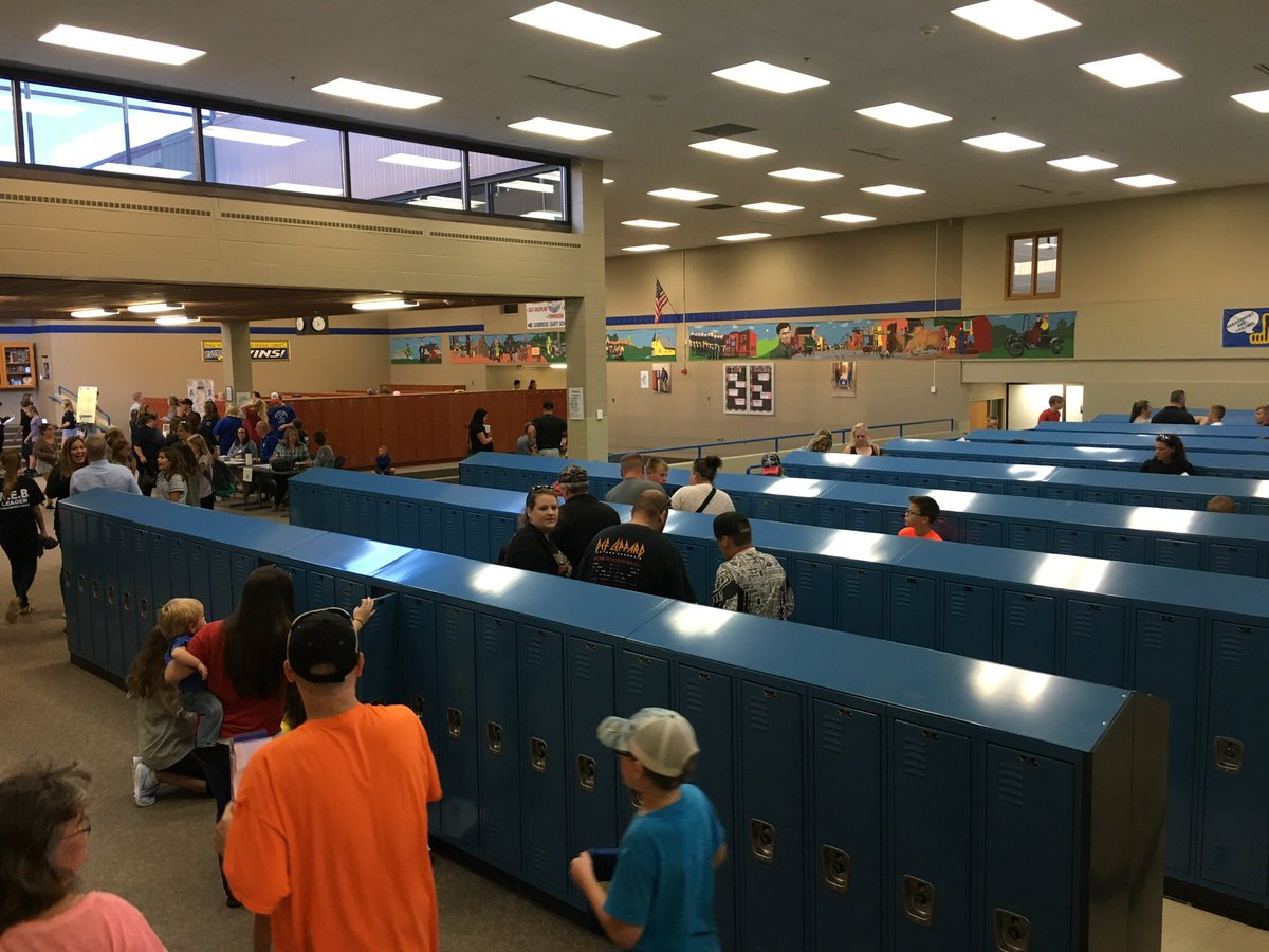 Wow, look at those new lockers! Now we just need to wait for the missing shelves...soon!