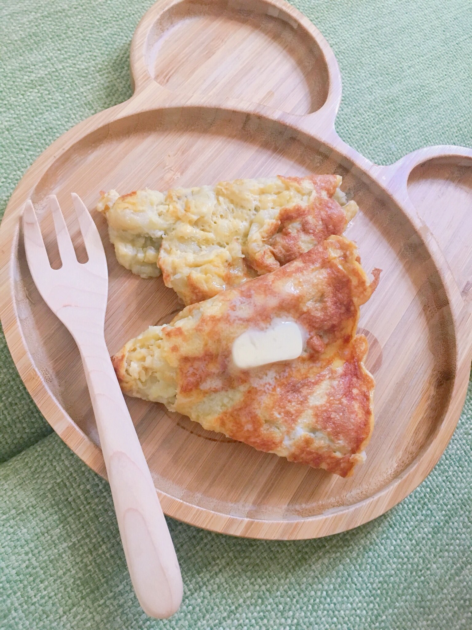 バナナと卵だけのパンケーキ作ってみた バナナ1本 卵1つをジップロックに入れて揉み揉みするだけ 完熟バナナ のが美味しいらいけど普通のバナナでも全然余裕だった ダイエット中のパンケーキ欲 これで解消 メープルシロップとバターあれば完璧です
