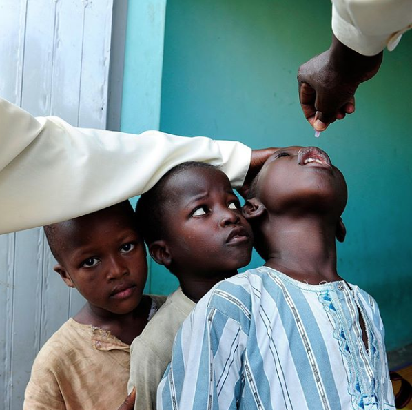RotaryES's tweet photo. África está a punto de ser declarada libre de polio. Entérate cómo los trabajadores de la salud desempeñaron un papel fundamental en este avance, a pesar de la violencia y las teorías de conspiración. Artículo y fotografía de la Revista The Economist: https://t.co/O7dUbKUcaa https://t.co/eHWWuS4jNZ