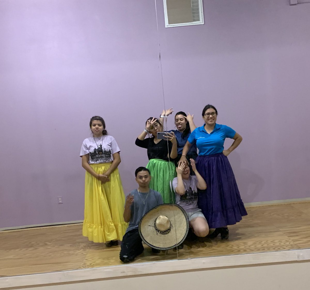 jxnioorr's tweet photo. First Practice at our new studio. 
Couldn’t be more proud of our growing company 💛🤞🏻@LETBF18 https://t.co/3LrqxCjLUY