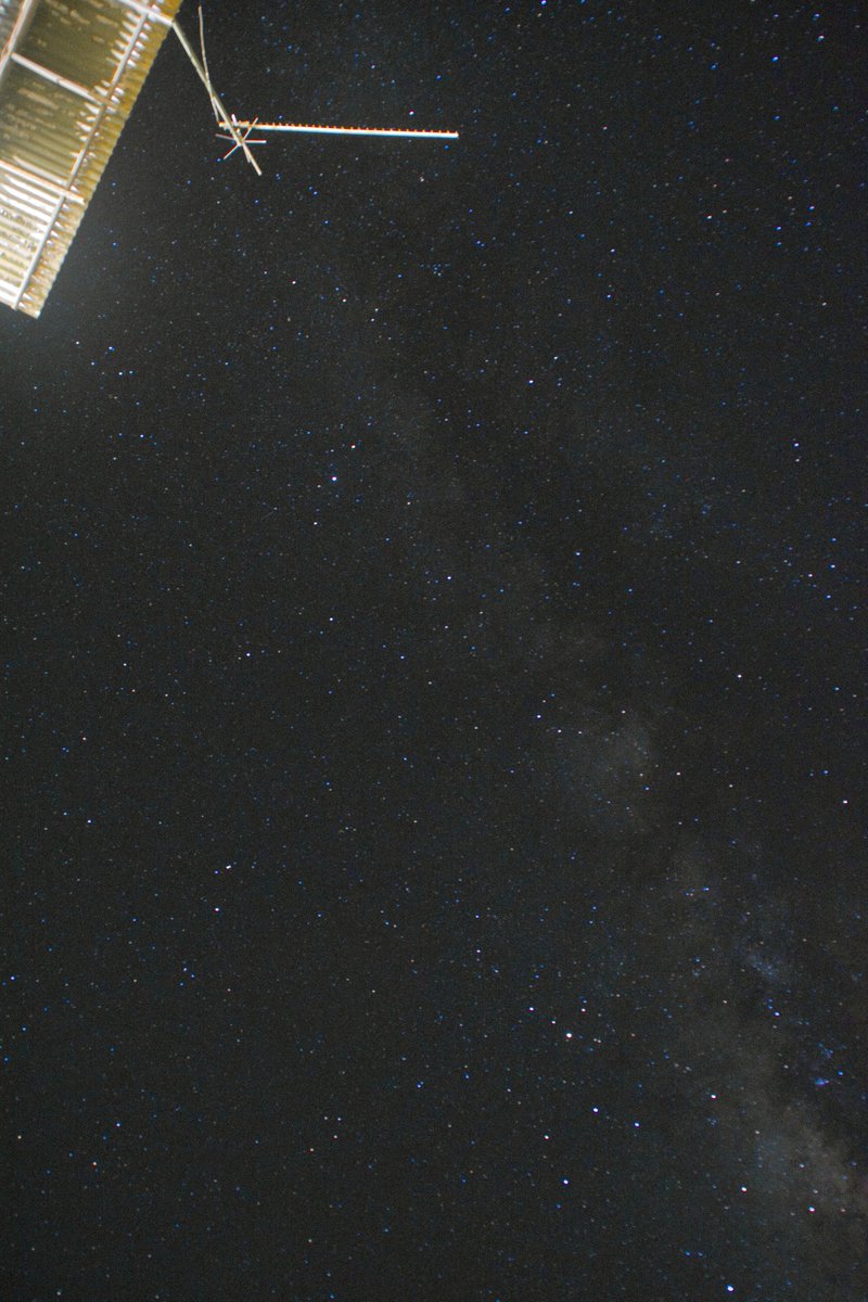 qgphoto's tweet photo. @AstronoGeek Et de quelquepart au milieu de l'Amazonie, elle ressemble à ca (beaucoup de bruit malheureusement) https://t.co/UOFs39Aaci