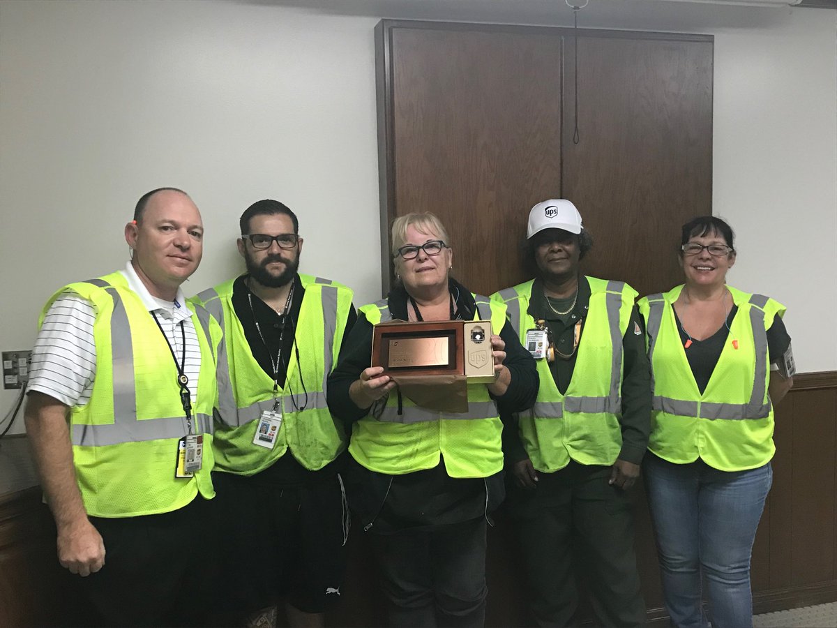 Recognizing Night Ramp Safety Co Chair Millie Horner with her 20 year plaque. Thank you for all you do to keep us safe Millie. Congratulations on 20 years of dedicated service. ⁦<a href="/jpaloupsair/">John Palo</a>⁩ ⁦<a href="/air1man/">Mike Nepaul</a>⁩ ⁦<a href="/jrindafernshaw/">Fern Shaw</a>⁩ ⁦<a href="/hrbobbyups/">Bobby Esquivel</a>⁩ ⁦<a href="/AirRamp/">ONT_Air_Night_Ramp</a>⁩