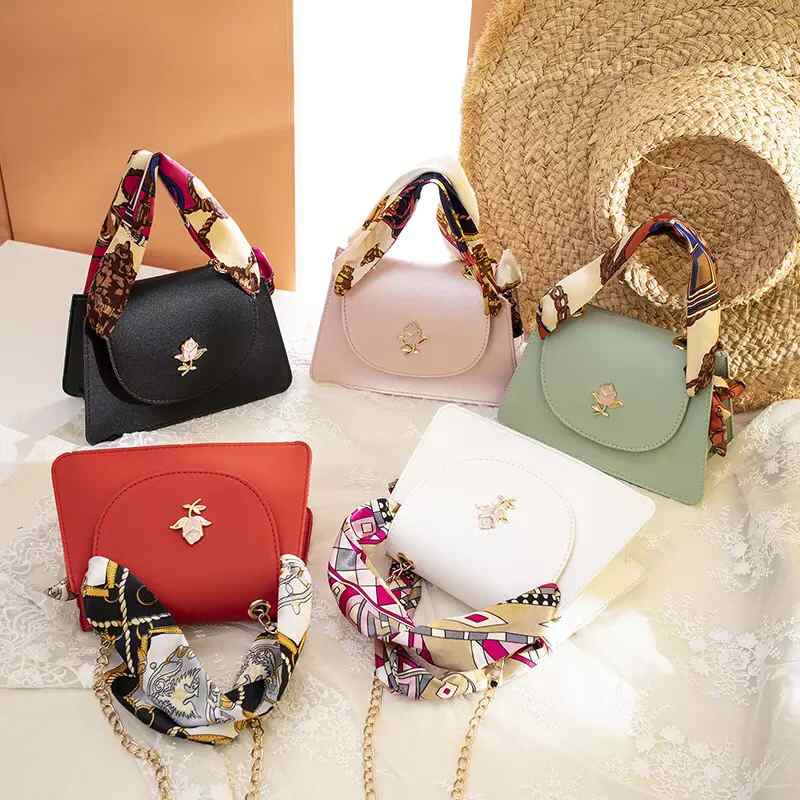 Ifethebrand's tweet photo. I heard someone saying "Mini bags are the Cutest". You have no reason not to own  mini bags because I'm bringing them to you all at mouth watering prices at #2,000 each on any design and colour. Send a DM now to get yours before you hear "sold out"
#heysthursday #joyfulthursits https://t.co/yasYDPbDEE