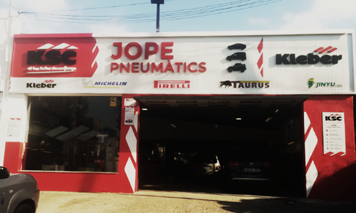 NexTyresES's tweet photo. ¡Ya son 35 asociados #KSC identificados íntegramente con la marca de la #red! JOPE PNEUMATICS y ALTAMIRA son los últimos #talleres que renuevan su imagen con el fin de transmitir los valores de la red y de #KLEBER, marca que abandera la misma. https://t.co/o5eeMeua6j