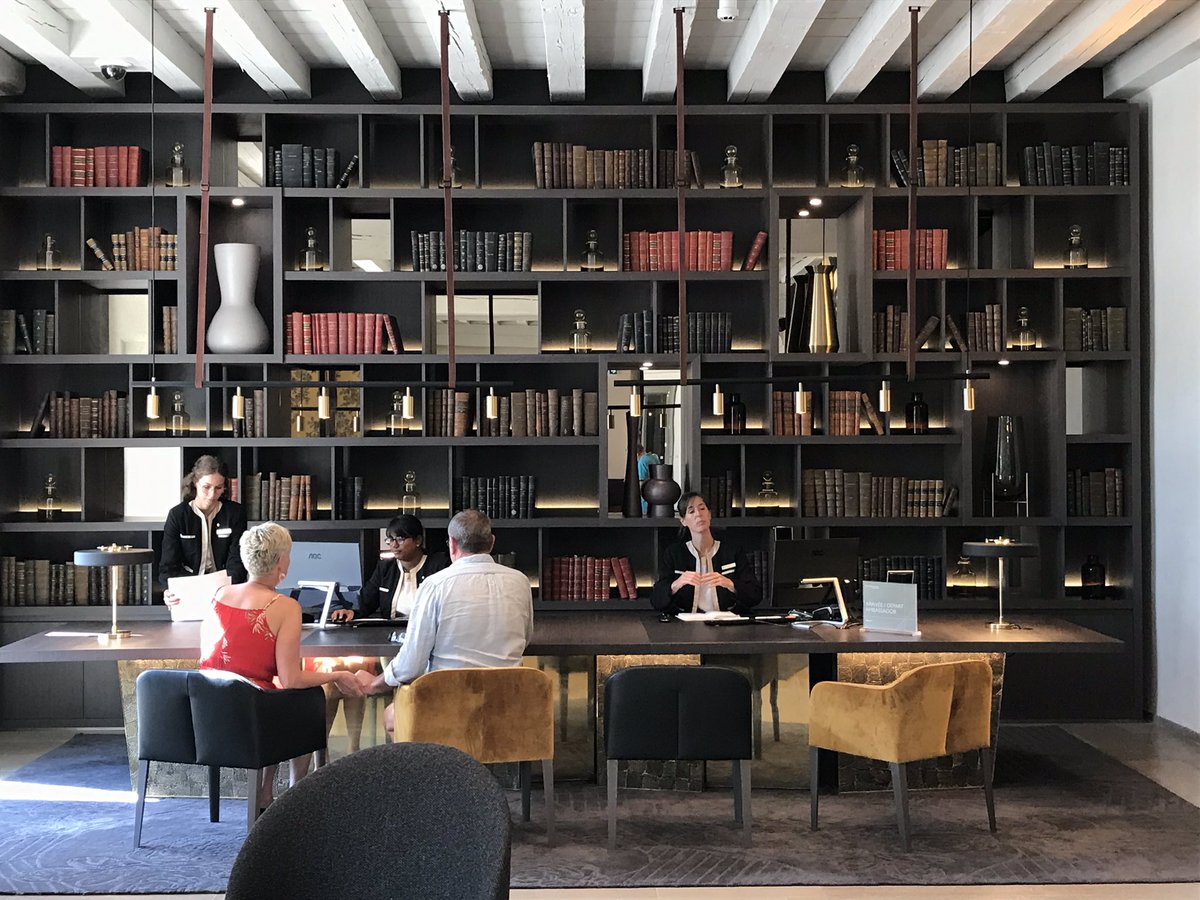 basile25's tweet photo. Quoi de mieux qu’une vraie bibliothèque comme accueil dans un hôtel à Lyon, Août 2019. #lyon #Lyon #intercontinentallyon #hotel #cinqetoiles #litterature https://t.co/FLADgIftur