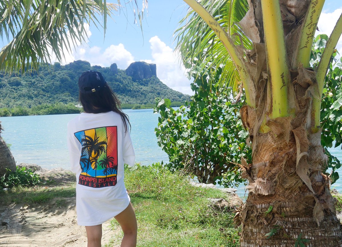 oceana_girl's tweet image. ポンペイTシャツのバックプリントが思ったより可愛かったので買ってしまった❤️！
ヤシの木とポンペイのシンボル・ソケースロックを背景に📸
#ポンペイ
#ポナペ
#pohnpei
#stw