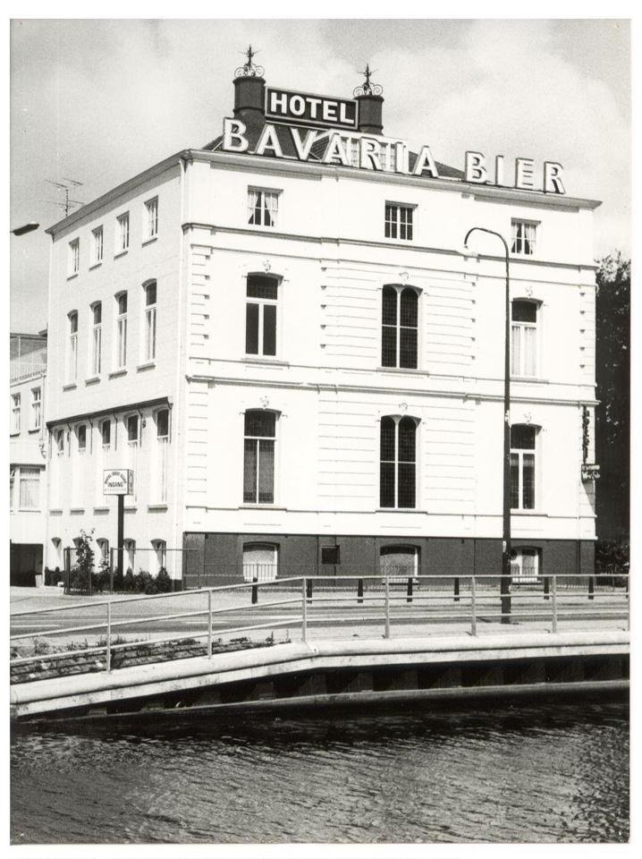 Het is #ThrowbackThursday, dus we hebben weer een mooie oude foto van ons hotel uit het archief voor jullie!

Wie weet van wanneer deze foto (ongeveer) is? #TBT #Helmond