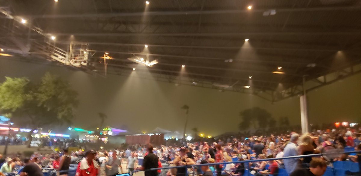 offcntr's tweet image. Concert dust storm!!!
Love it!
#AzProblems