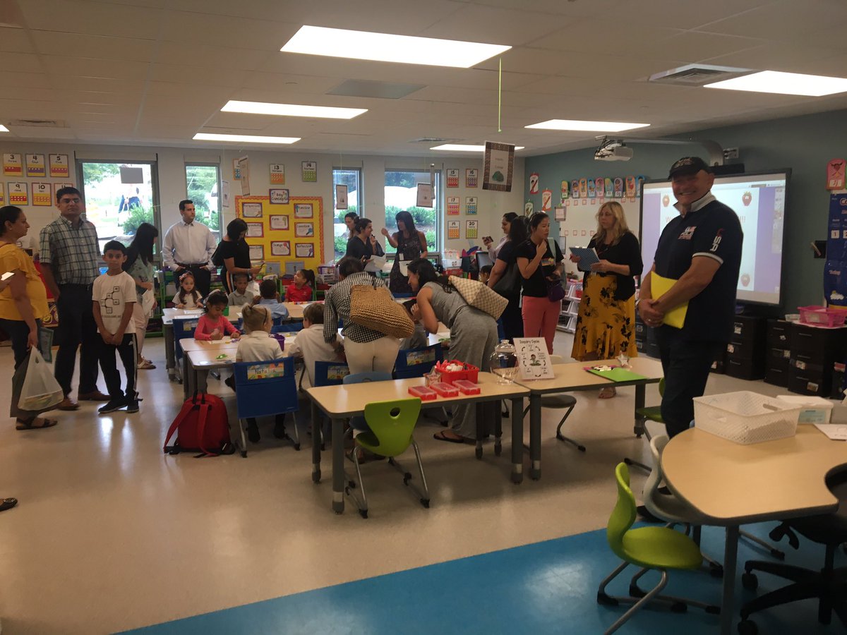 Rodrig444's tweet image. Packed house for K Orientation! 
Our House of Opportunity is open!
🍓#SPSPride #SPSMind