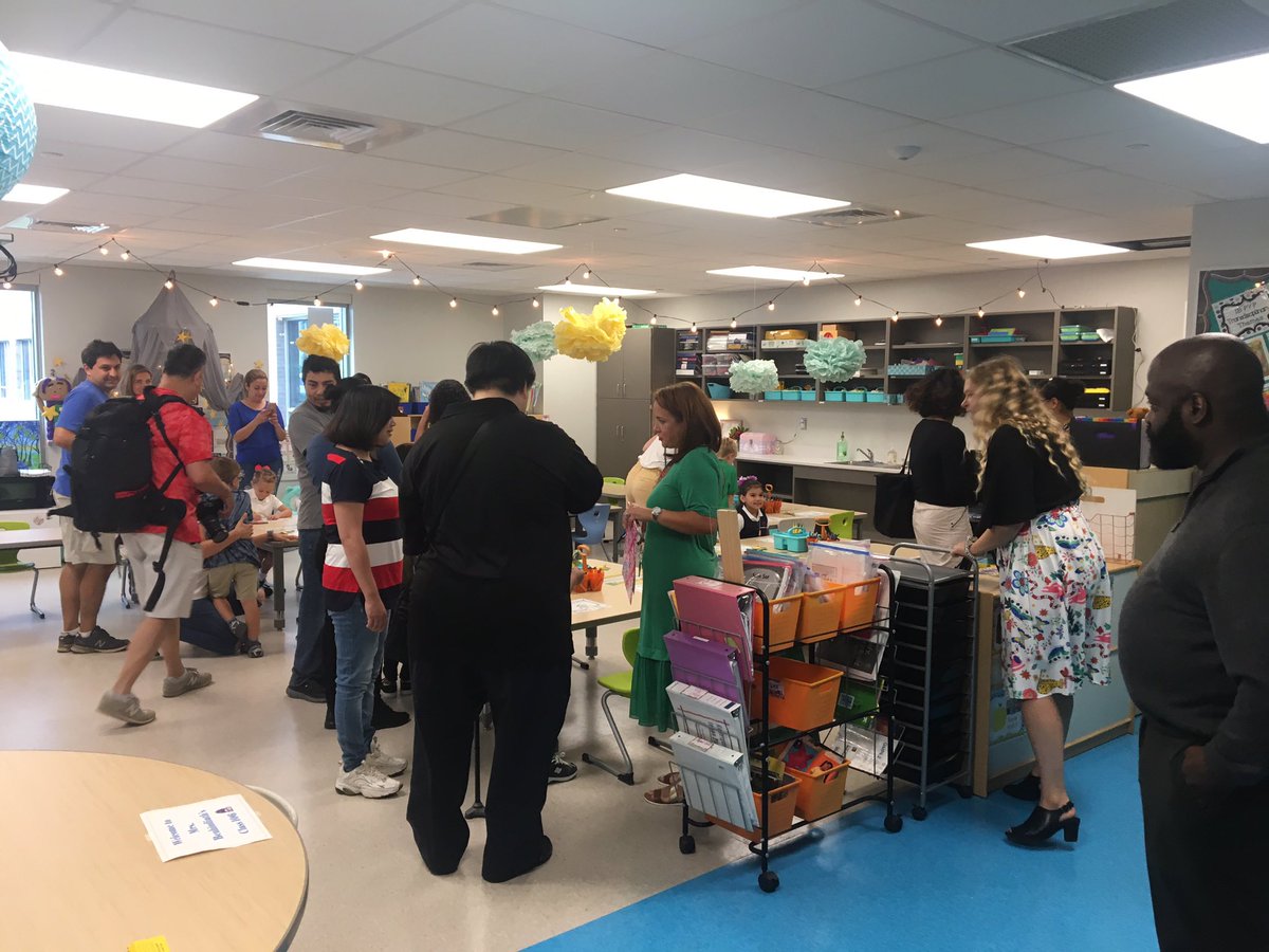 Rodrig444's tweet image. Packed house for K Orientation! 
Our House of Opportunity is open!
🍓#SPSPride #SPSMind