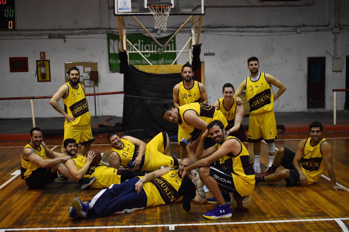 abdukenbbc's tweet photo. Y si..... sabíamos que no iba a durar mucho..... marcharon  #losmugrientos... pero la clásica foto de comienzo de torneo no podía faltar... #abduken #5copas
#5años https://t.co/R4KNE1rbnv