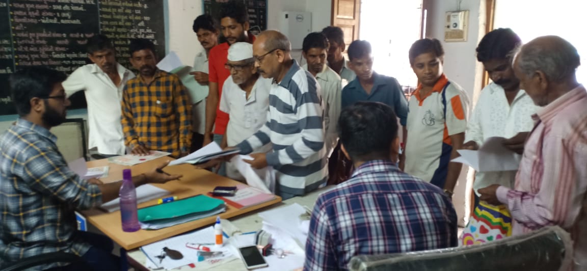 bhaumik_nayak's tweet photo. મોજે કવાલ તા.વાપી ખાતે સરપંચશ્રી ના સહકાર થી તેમજ ગામજનો ના આગ્રહથી વારસાઈ જુંબેશ રાખેલ જેમાં આશરે 100 જેટલા ખેડૂત ખાતેદારોની વારસાઈ માટે પેઢીનામું, પંચકયાસ તેમજ 15 કરતા વધારે વિધવા બહેનો ને સહાય માટેના ફોર્મ તૈયાર કરીને પેઢીનામું કરી આપ્યું pilotmode
@mamvapitaluka @JyotiGohil4 https://t.co/BI7MxFL3eB