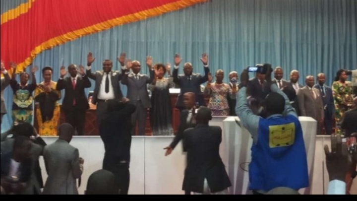 samuel_mbemba's tweet photo. J'ai honte pour mon pays. Après 8 mois, des élus sont remplacés à l'issue d'une foire de corruption. Ça ne se passe qu'en RDC; nulle part au monde. https://t.co/rZlDz1RrLK