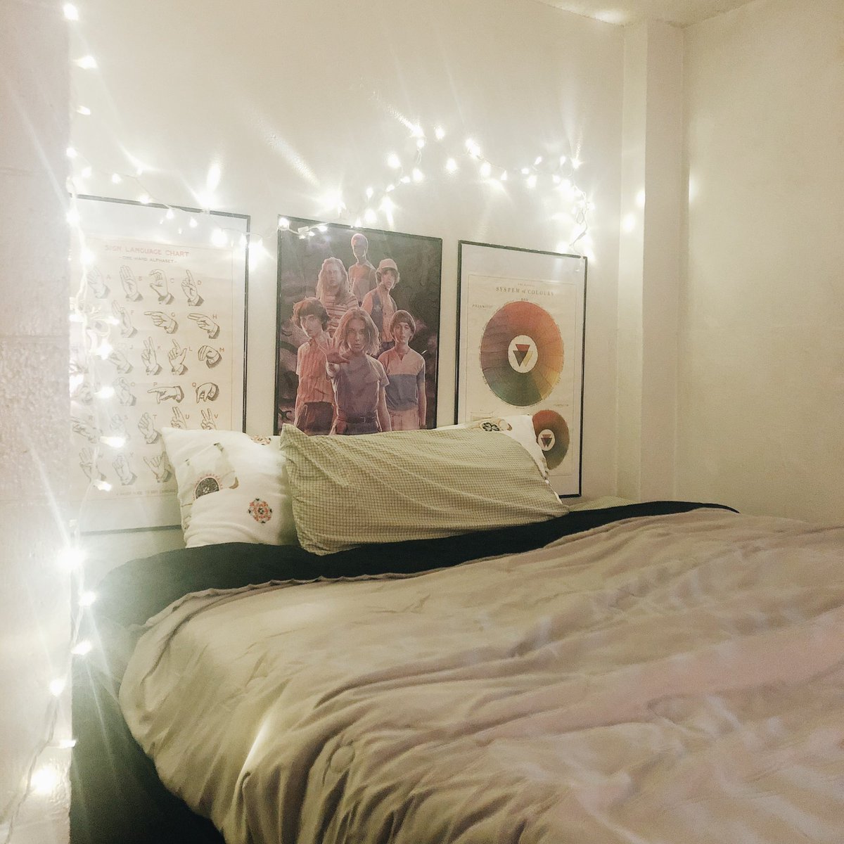 itslaurenhere13's tweet photo. @UCAHousing my simple yet chic dorm room in Denney! ❤️📚🖤 https://t.co/Ry8IfXyXKf