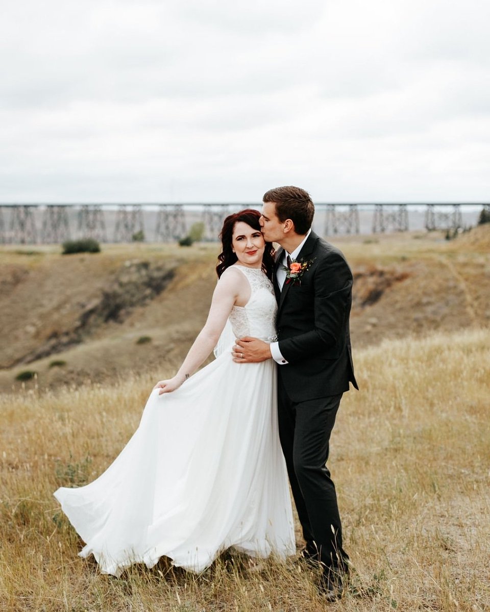 brennascottie's tweet photo. In love with these Wedding photos 💓 If you are in need of a photographer in Southern Alberta I highly recommend Love and Be Loved! #yqlphotographer #yql #weddingphotos #bestday https://t.co/vwl7vnVWzT