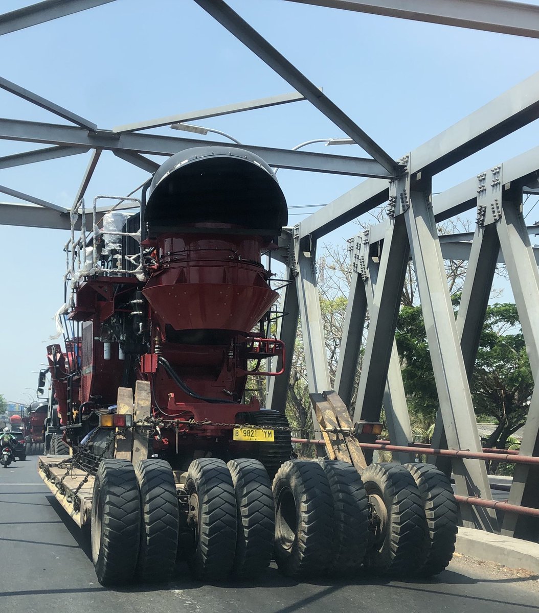 sudjiwotedjo's tweet photo. Millipede kalian namai kaki seribu krn kakinya banyak walau tak sampai seribu. Knp kendaraan ini kalian namai tronton, bukannya roda seribu, pdhl rodanya juga banyak walau tak sampai seribu. Bangsa kalian sudah tidak adil sejak dalam penamaan. Gmn akan adil pula di segala bidang? https://t.co/n6RDBifgqG