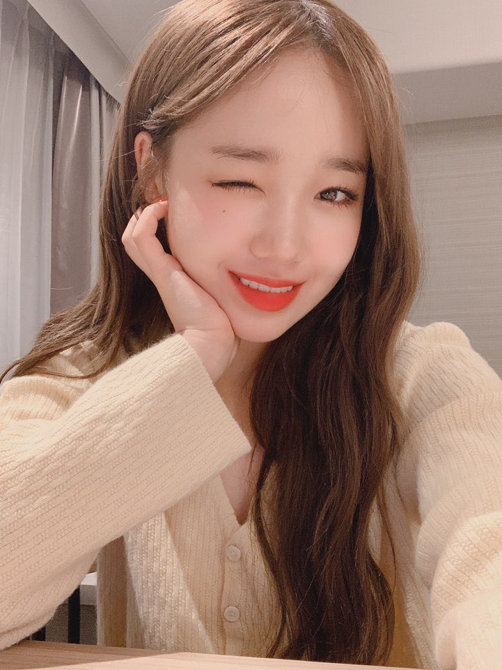 WekiMeki's tweet photo. 키링 나 보고싶지 ~~~? 
다 알어 ♡♡♡ 히히

#위키미키 #최유정 🌻
#키링모해 😮 https://t.co/VdfWyqEkU6