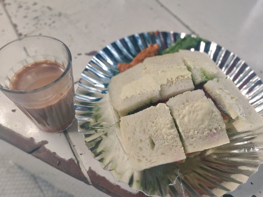 rach_aha's tweet image. Nostalgia does have a taste ! Memories of my first job in Mumbai and bingeing on the street food , it's been 20 years and the taste remains as is #famousstudio #sandwichwala 😊