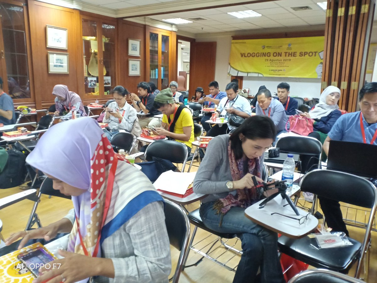 hermini79's tweet image. Para peserta vlogging on the spot @KelasBloggerID lagi pada serius ngedit video nih. Sampai gak bisa diganggu. 😅😅

@raksaonline 
#RaksaOnline #KelasBlogger29