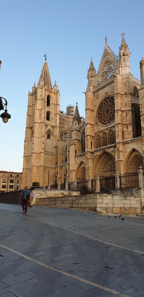 Si te preguntan por mi, diles que sigo aquí. ¡Buenos días! #leonesp #VenALeon #LeonEstaDeModa #CunaDelParlamentarismo #LeonBiosphereDestination #Astorga #Bierzo